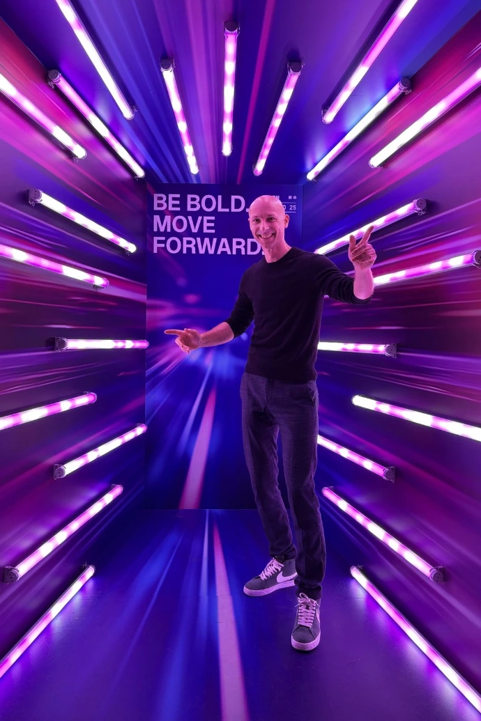 Hans promoot zijn GEO-skills onder de slogan 'Be Bold Move Forward'