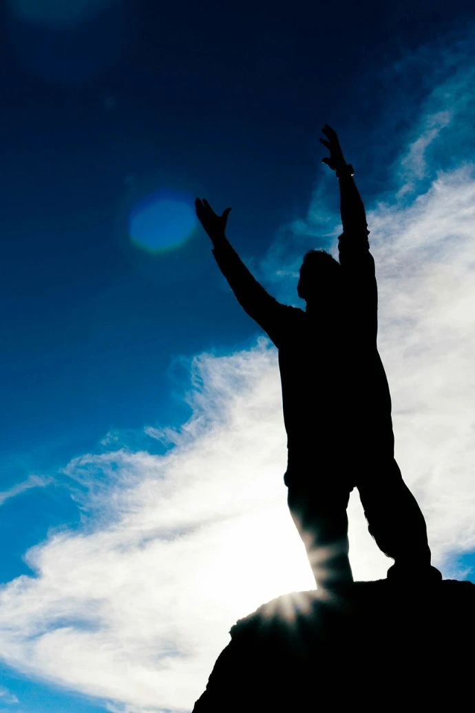 Man reikt naar de wolken in zijn duurzaamheidscommunicatie