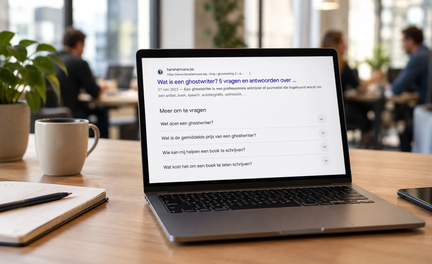 Laptop in kantoor toont scherm waarop Hans hoog en inhoudelijk scoort in Google