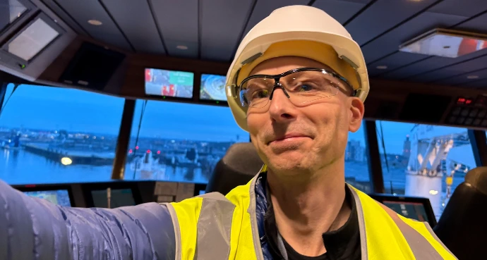 Hans tijdens werkbezoek op de brug van een schip