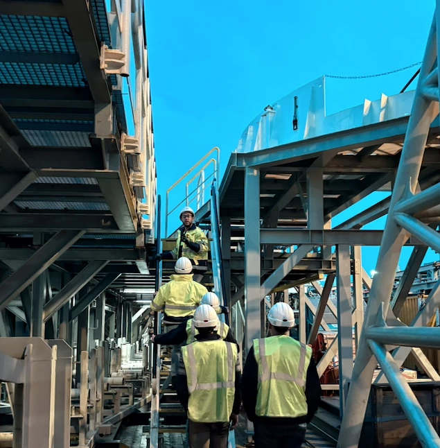 Hans tijdens werkbezoek op een schip