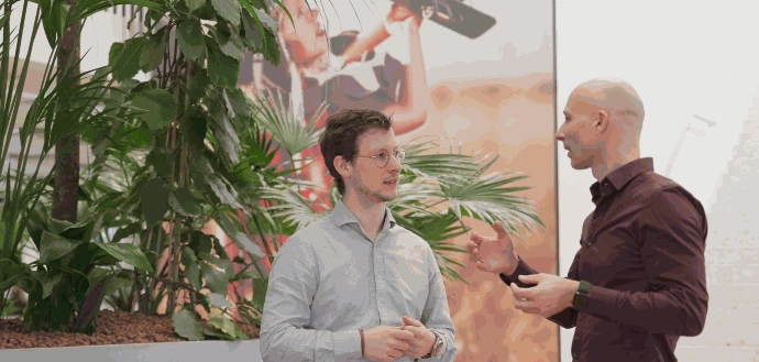 Ghostwriter Hans Hermans talking with client