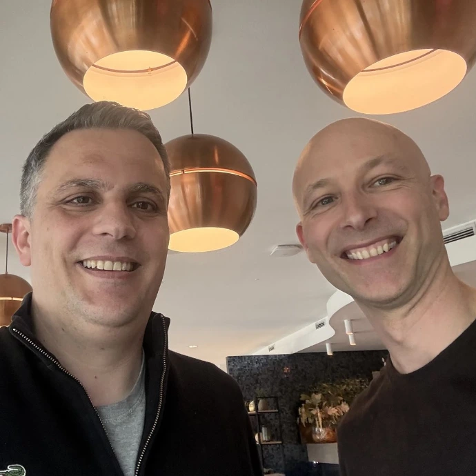 Ghostwriter Hans met Sam Hollander van het succesvolle boek 'Verdubbel je geld in 5 jaar'